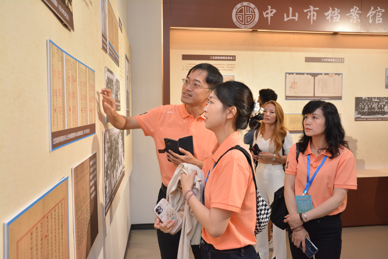 图2-2：参加“第十届台湾青年岭南行——孙中山历史文化探寻营”的两岸青年在中山市档案馆参观“天下为公——孙中山档案图片展”（摄影：蓝子键）副本.jpg