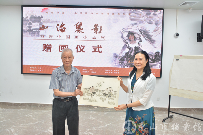 图1：方唐先生（左）向陈岚馆长（右）捐赠漫画作品（摄影：蓝子键）副本.jpg