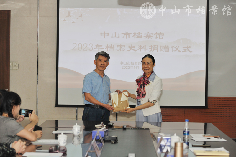图1：梁欣基先生（左）向市档案馆捐赠中山城市建设展览文稿等史料（摄影：黄秋文）副本.jpg