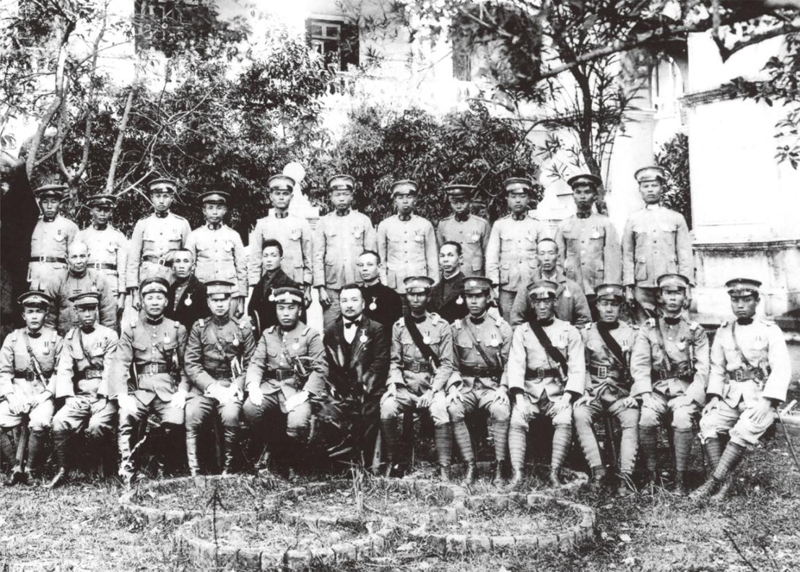 图7：1924年1月1日获孙中山颁发讨贼奖章的总统府卫士队士官在大元帅府合影，二排右二为刘少溪（图源：中国第二历史档案馆藏）.jpg