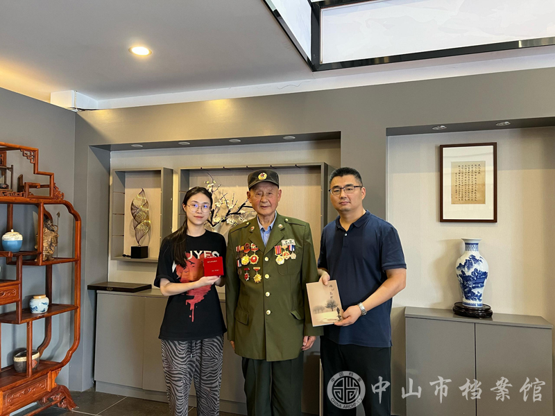 图1：万国良同志（中）与中山市档案馆收集管理部工作人员合影.jpg