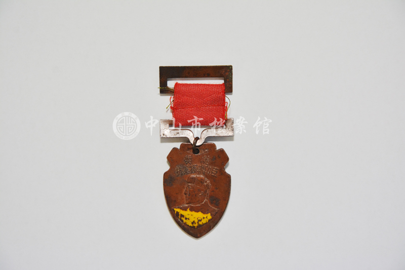 图2：万国良同志1953年获得的“抗美援朝功臣”奖章.jpg
