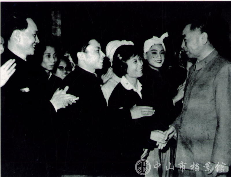 图5：周恩来总理欣赏高永所编剧目《四只肥鸡》表演后与演员们握手（翻拍件）.jpg