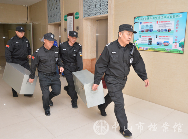 图2：消防演练中重要档案紧急转移（摄影：蓝子键）.jpg