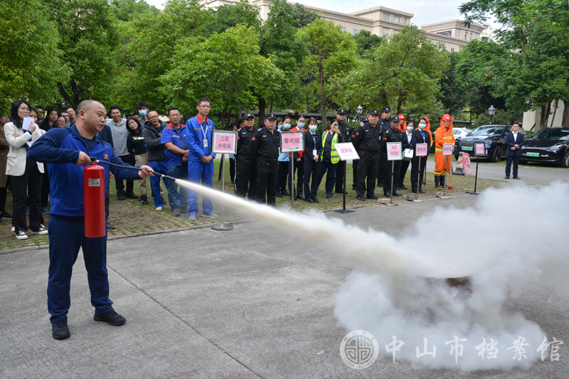 图3：现场演示灭火器操作方式（摄影：蓝子键）.jpg