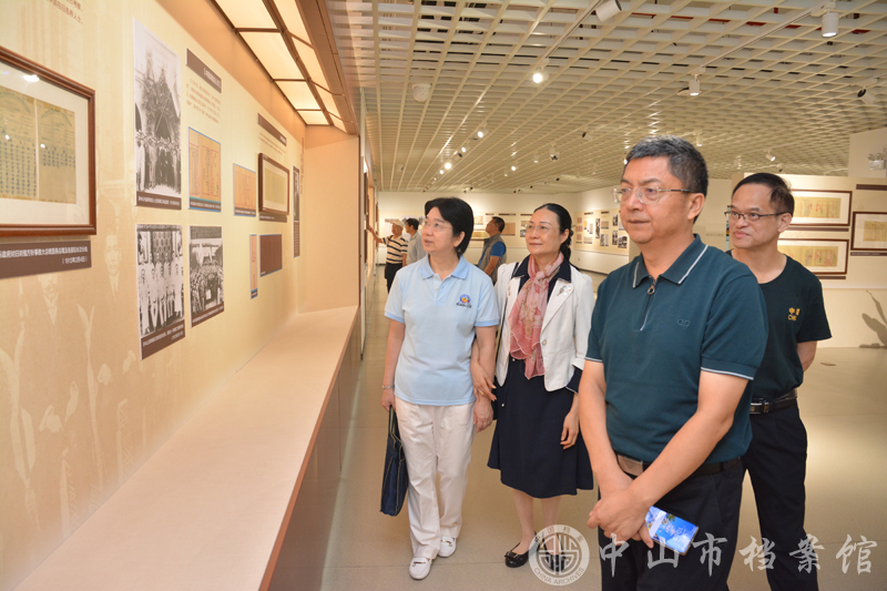 图1：珠海市政协副秘书长侯军玺（右二），珠海市政协文史委主任周晓文（左一）在中山市档案馆陈岚馆长（左二）陪同下参观展览（摄影：蓝子键）.jpg