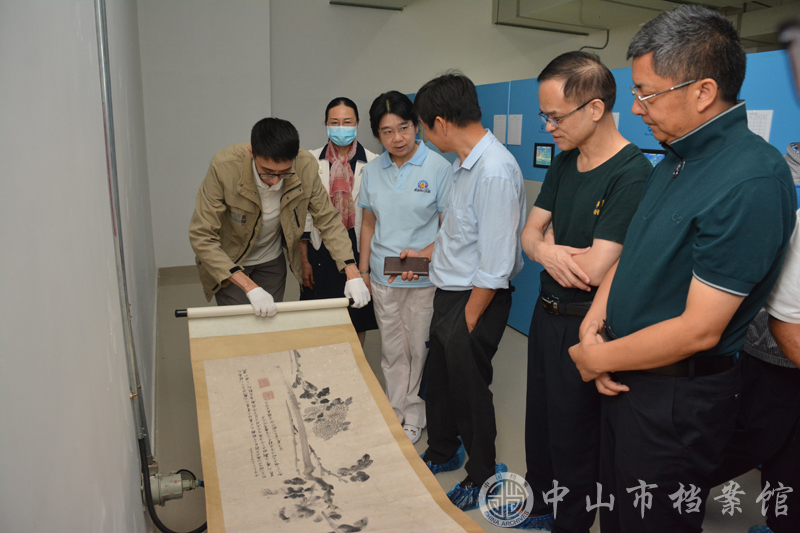 图2：珠海市文史专家考察中山市档案馆实物档案库房（摄影：蓝子键）.jpg