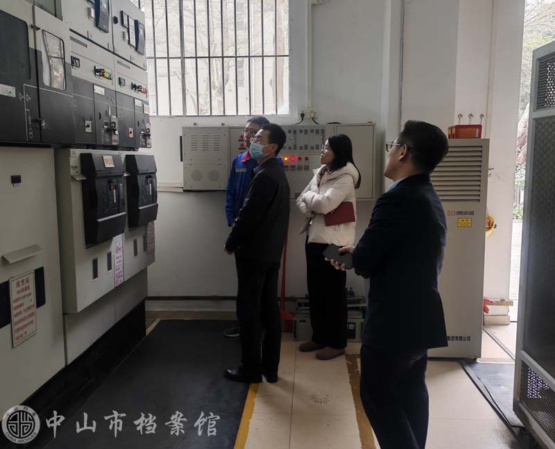 图1：刘士东副馆长（左一)一行检查配电房（摄影：罗永碧）.jpg