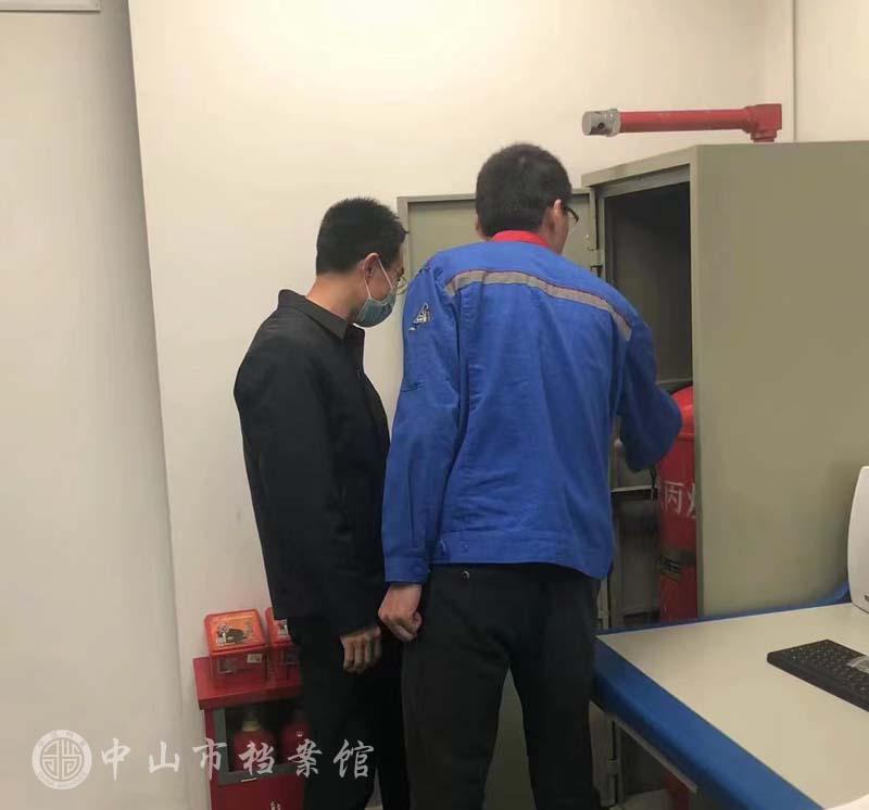 图2：刘士东副馆长（左）检查数据机房消防 设备（摄影：李军林）.jpg