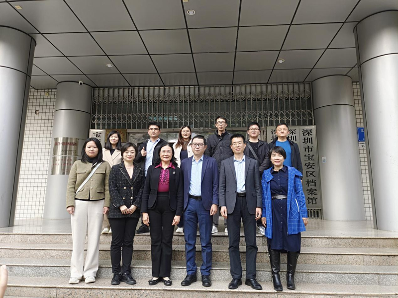图1：深圳市宝安区档案馆馆长黄慧锋（一排右三），中山市档案馆馆长陈岚（一排左三）等在深圳市宝安区档案馆合影留念（图源：深圳市宝安区档案馆）缩小.jpg