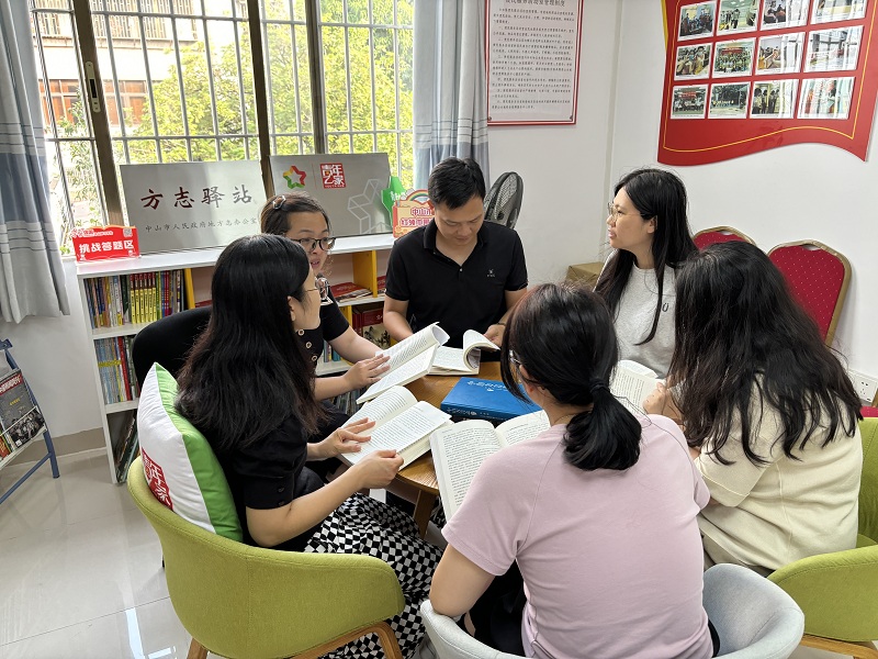 4月23日，石岐街道桂园社区方志驿站组织社区居民品读《中山方言志》《近代香山的历史与文化》等书籍（桂园社区方志驿站供图）.jpg
