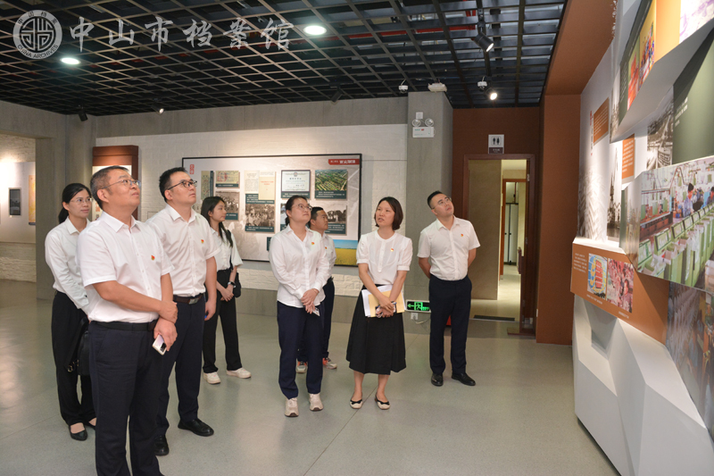 图4：参观展览（摄影：蓝子键）副本.jpg