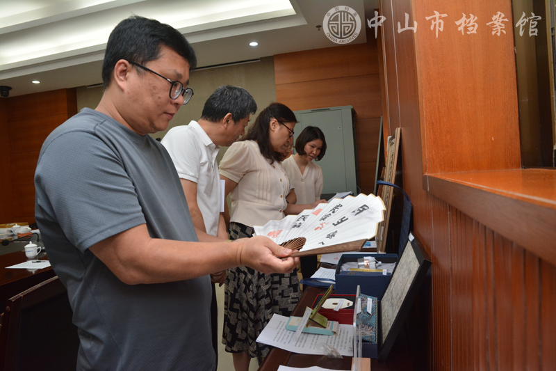 图1：中山市档案文化创意产品设计大赛参赛作品评选现场（摄影：蓝子键）副本.jpg