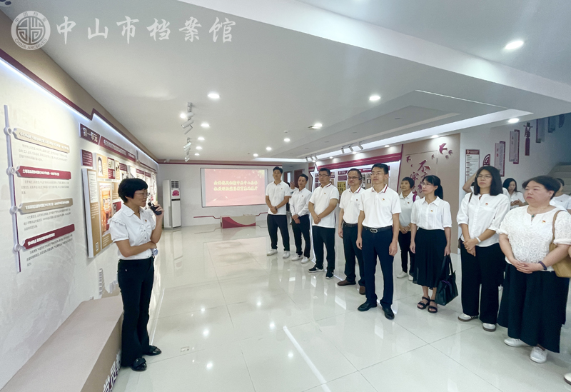 1720493220266654.jpg 图2:参观“全面抗战初期中共中山县委机关旧址”党员教育基地展厅展览(摄影:彭天亮)副本.jpg