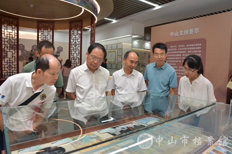 图2：出席仪式的领导嘉宾参观展览（摄影：蓝子键）副本.jpg
