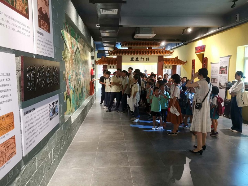 图2：学生们参观南区方志馆（南区街道办事处供图）.jpg