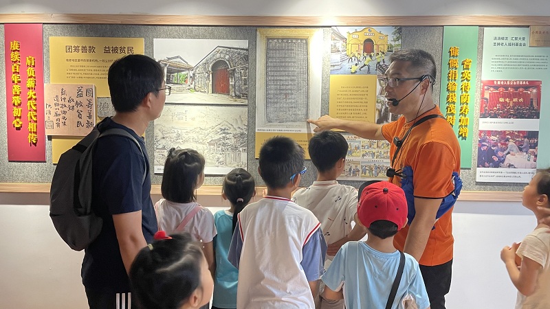 图6：2023年6月24日，中山市幸福书院方志驿站组织市民群众参观沙溪镇圣狮村村史展览馆（中山市幸福书院方志驿站供图）.jpg