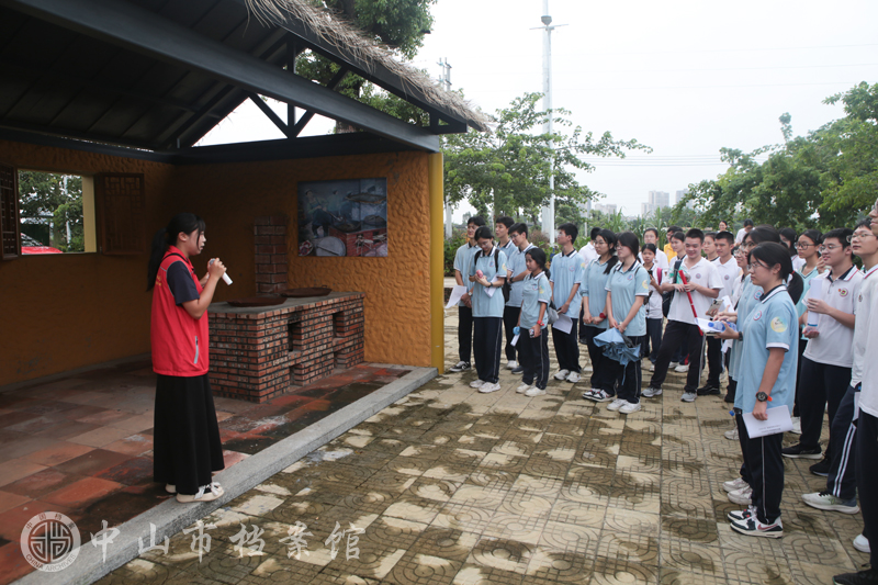 图3：实践团参观爱民塘公园内的土榨糖厂造景，重温革命故事（摄影：梁俊杰）副本.jpg