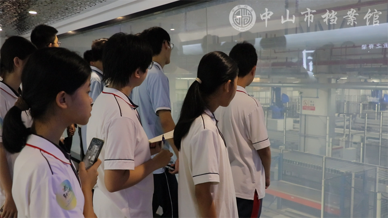 图9：实践团成员在顶固集创家居现代智慧工业园观摩（摄影：梁俊杰）副本.jpg