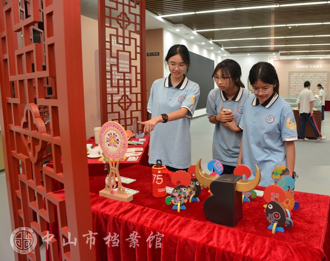 图10：实践团学生参观中山市档案文化创意作品展（摄影：蓝子键）副本.jpg