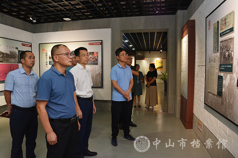 图2-1：惠州市地方志办一行参观市方志馆“记忆中山”固定主题展（摄影：蓝子键）副本.jpg