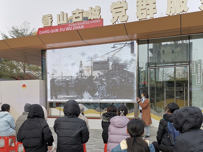 图2：社区工作人员为市民展示城区老照片，详述老故事（图源：香山古城综合党群服务中心）.jpeg