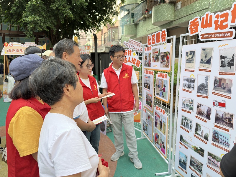 图3：市档案馆志愿者为群众介绍香山记忆档案文化展览（图源：夏洋社区）.jpeg