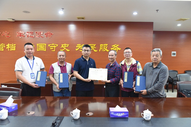配图：广东省武功苏氏联谊会会长苏根鸿（右三）、《苏氏族谱》（第四版）主编苏福生（右二）等与中山市档案馆副馆长王健（左三）、收集管理部主任梁满荣（左一）合影留念（摄影：黄秋文） - 副本.JPG