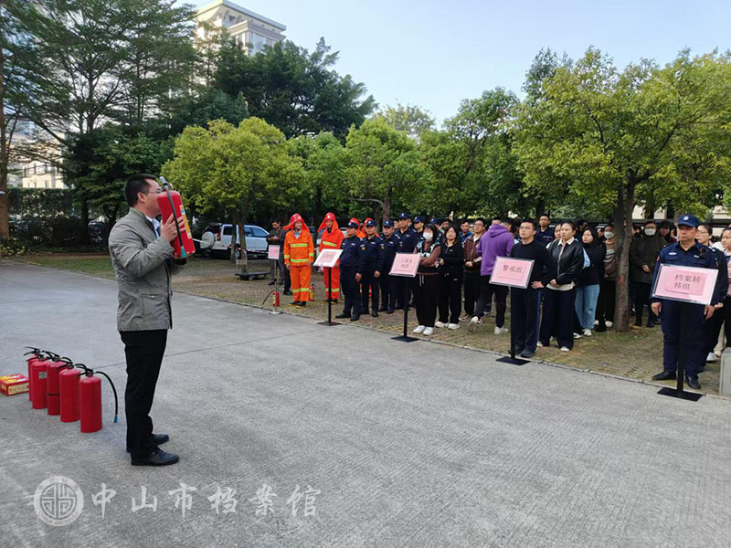 图4：消防器材的实操演练（摄影：蓝子键）副本.jpg