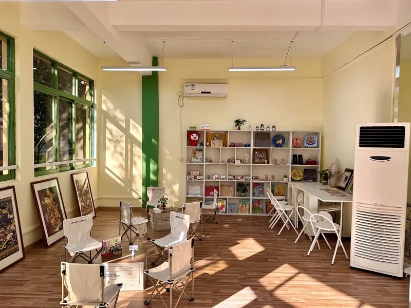 图2：夏洋社区方志驿站志书阅览及文创展示区2（供图：东区街道夏洋社区）.jpg