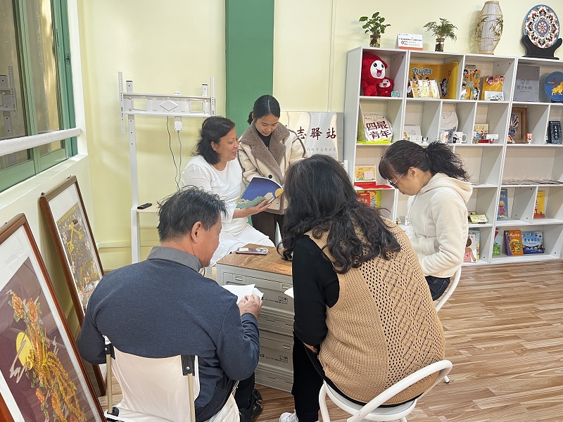 图4：夏洋社区方志驿站吸引了社区居民前来阅读地情书籍（供图：东区街道夏洋社区）.jpg