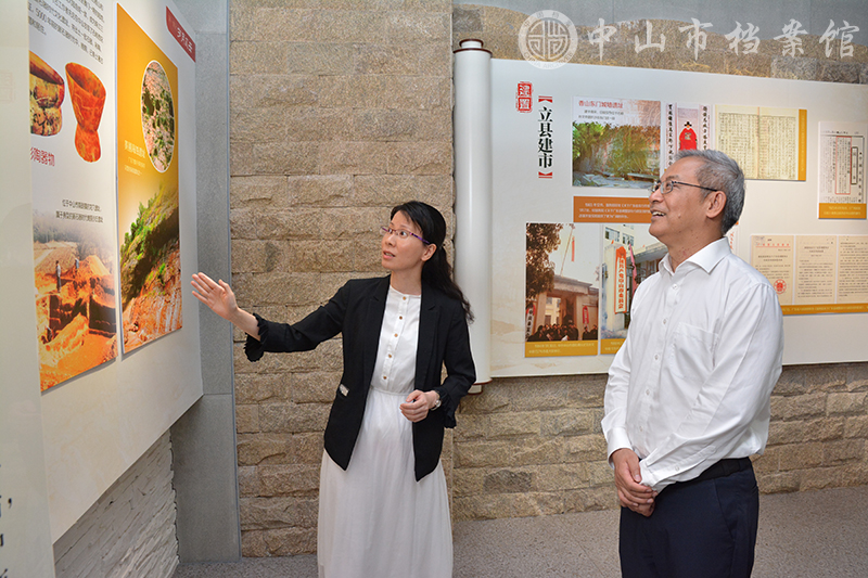 图3：5月14日上午，省地方志办调研组在市方志馆参观“记忆中山”固定主题展（摄影：蓝子键）副本.jpg