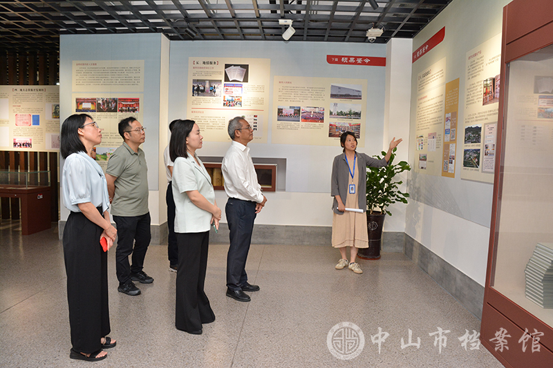 图4：5月14日上午，省地方志办调研组在市方志馆参观中山市地方志事业发展成果展（摄影：蓝子键）副本.jpg