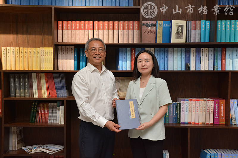 图5：中山市地方志办向省地方志办赠送《嘉靖香山县志校注》（摄影：蓝子键）副本.jpg