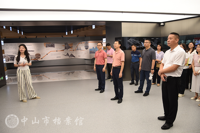 图3-1：市档案馆调研组一行参观展览了解深中通道的建设历程（摄影：彭天亮）副本.jpg