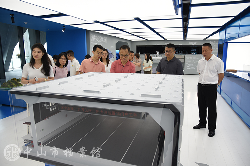 图3-2：市档案馆调研组一行参观展览了解深中通道的建设历程（摄影：彭天亮）副本.jpg