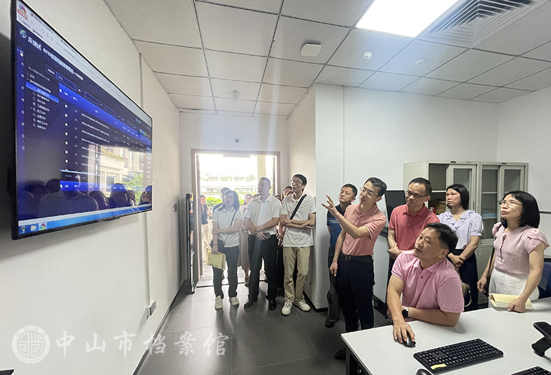 图4-1：市档案馆调研组一行参观深中通道管理中心档案库房（摄影：彭天亮）副本.jpg