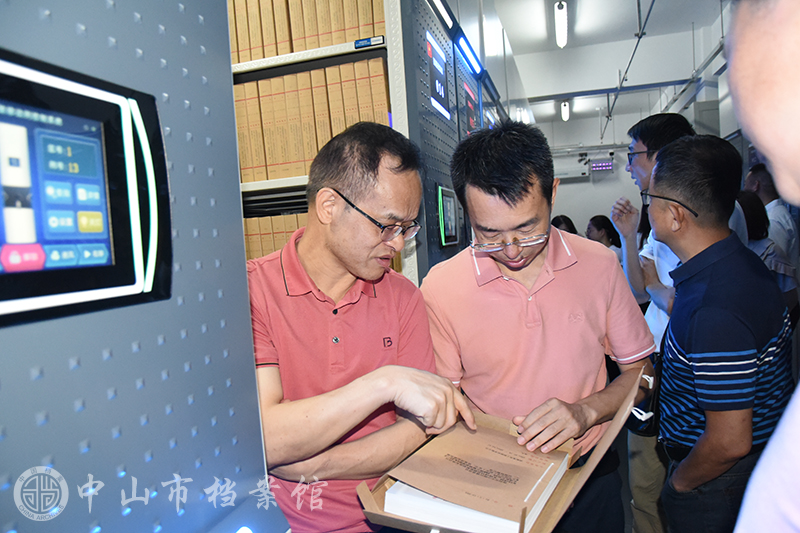 图4-2：市档案馆调研组一行参观深中通道管理中心档案库房（摄影：彭天亮）副本.jpg