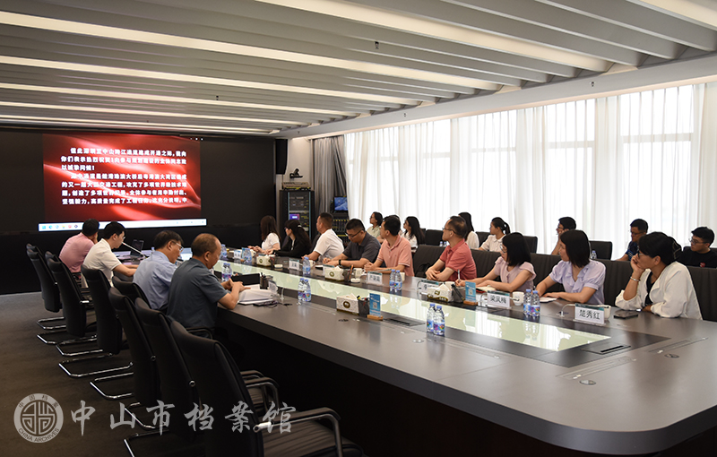 图6：观看深中通道档案管理系统的功能演示（摄影：彭天亮）副本.jpg