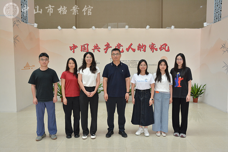 图2：市档案馆副馆长王健与团支部新老成员合影（摄影：蓝子键）副本.jpg