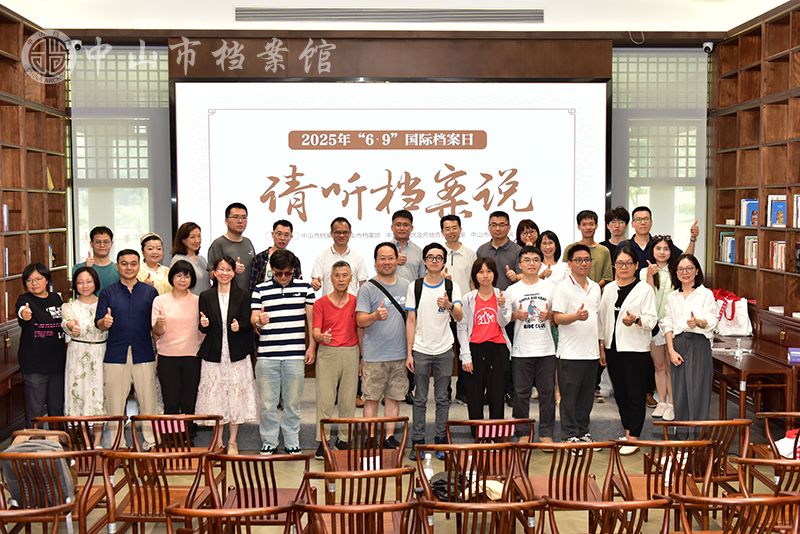 图3：广州大典研究中心文献整理研究部副部长、副研究馆员、澳门大学历史系博士赵新良讲述“从档案文献的研究看香山文化”（摄影：黄秋文）副本.jpg