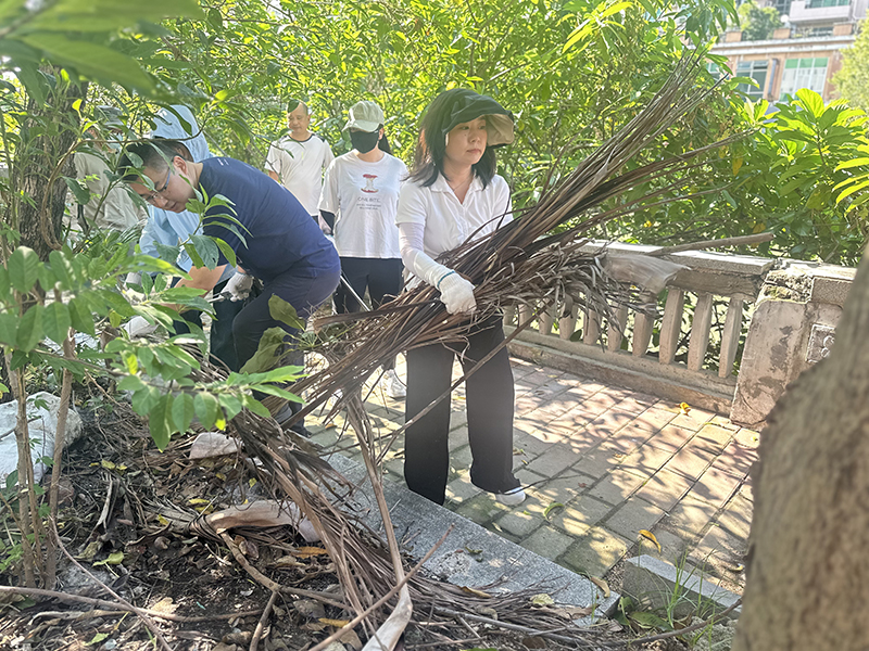 1753756680415060.jpg 清理河涌积存垃圾杂物1.jpg