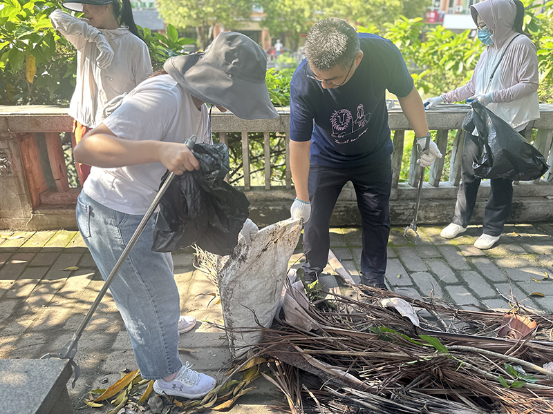 1753756712539480.jpg 清理河涌积存垃圾杂物3.jpg