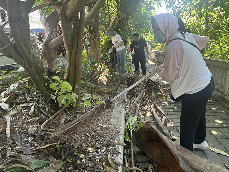 1753756775409027.jpg 清理河涌积存垃圾杂物4.jpg