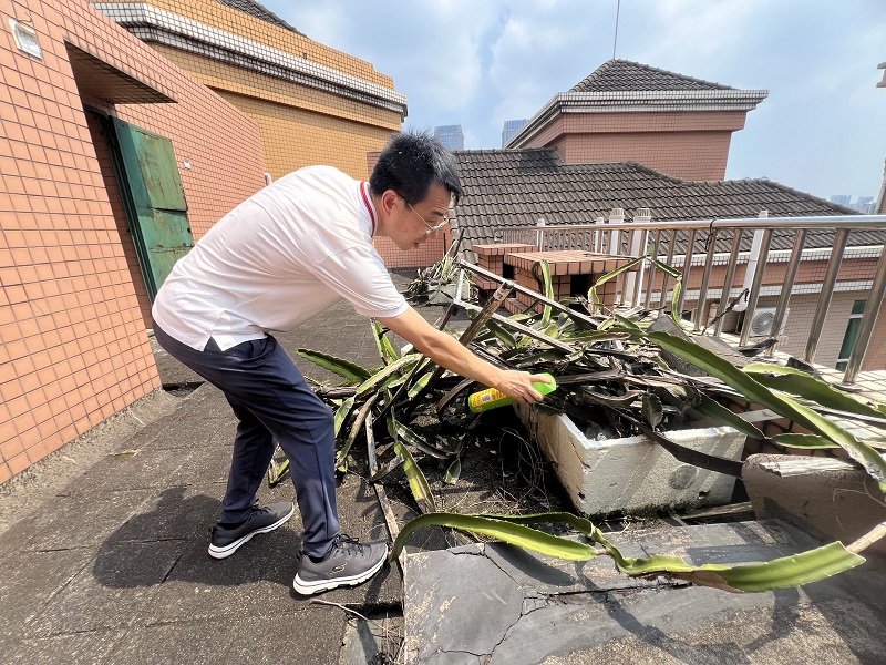 1753756957788687.jpg 入户宣传、清理积水和喷洒药物3.jpg