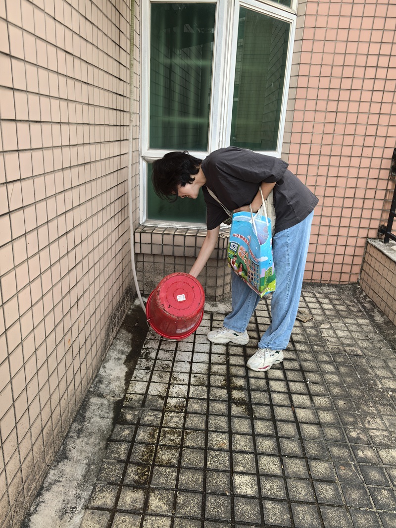 1753757742707717.jpg 入户宣传、清理积水和喷洒药物4.jpg