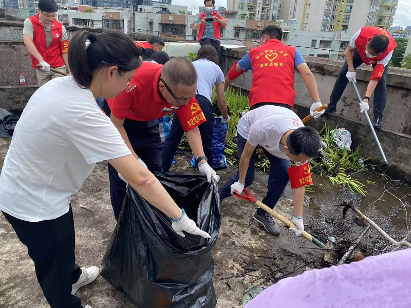 1753757983629781.jpg 清理居民楼顶天台杂草杂物3.jpg