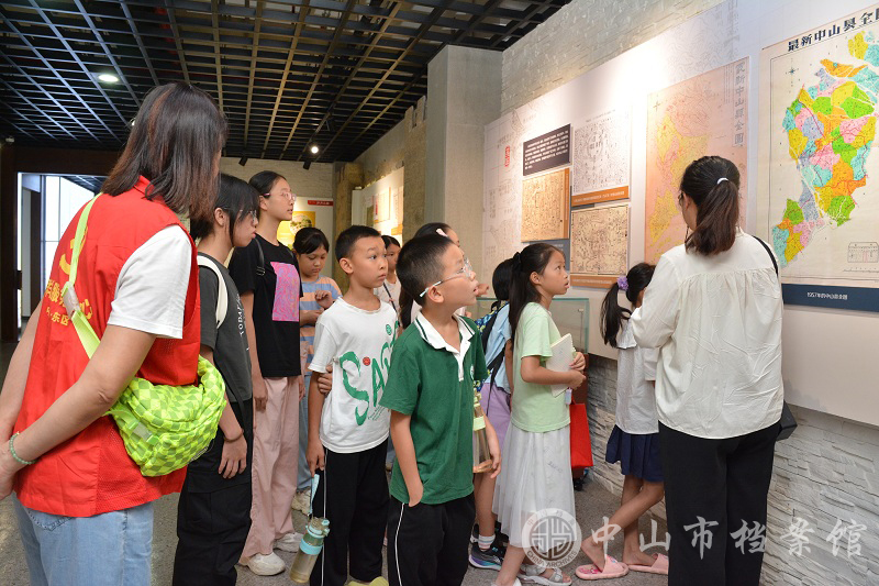 1754042215953584.jpg 图1:学生们参观“记忆中山”主题展(摄影:蓝子键).JPG