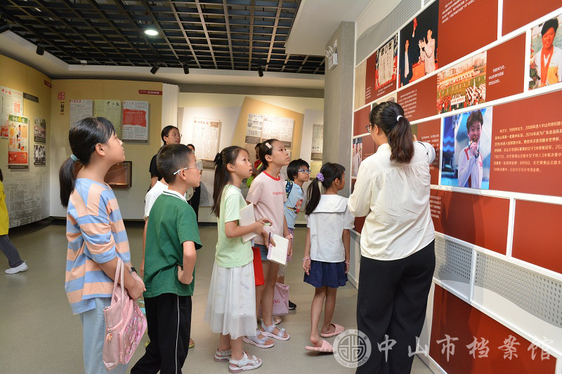 1754042224488659.jpg 图2:学生们参观“记忆中山”主题展(摄影:蓝子键).JPG