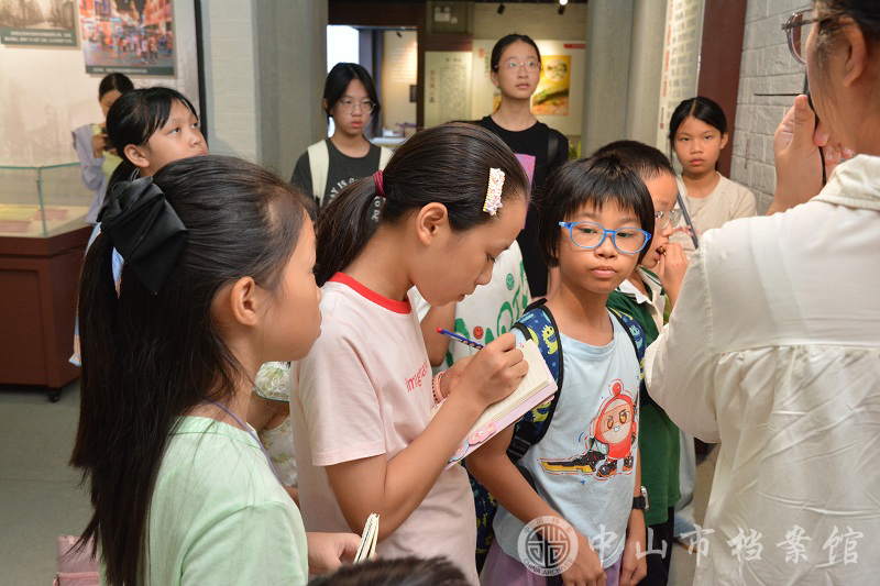 1754042229783239.jpg 图3:部分学生在参观展览的过程中认真地做笔记(摄影:蓝子键).JPG